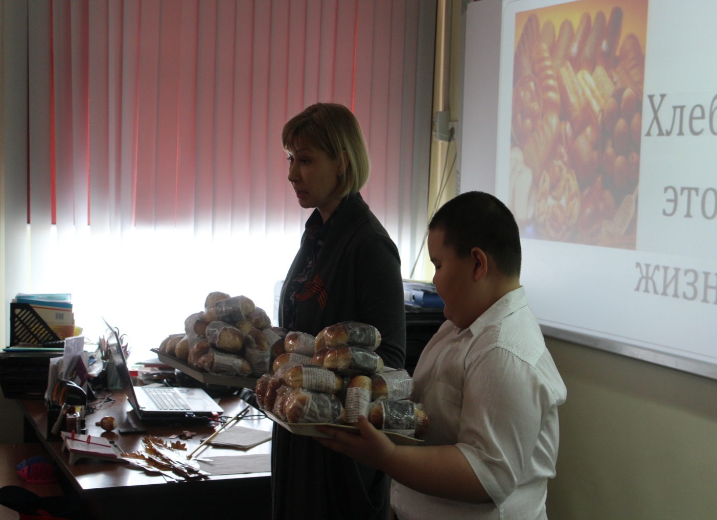 Внеклассное мероприятие Хлеб войны подготовлено и проведено учащимися 1 и 4 классов