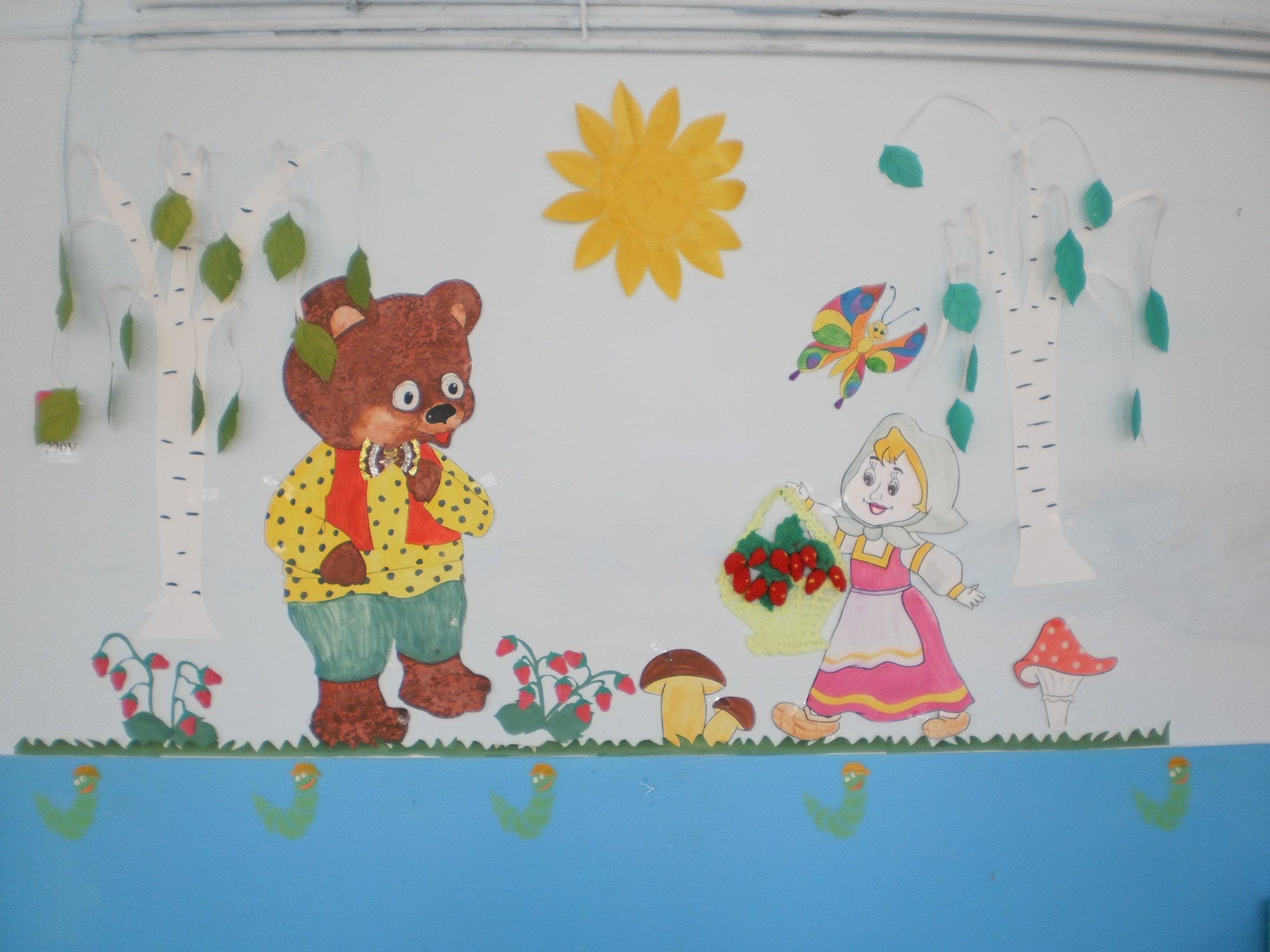 Рисунки в раздевалке в детском саду на стене
