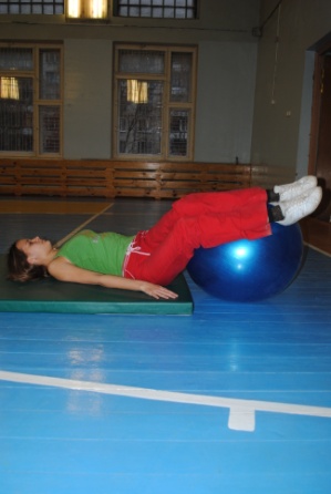 Комплекс упражнений коррегирующей гимнастики на фитболе.