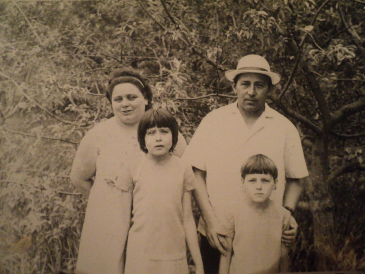 История моей семьи исследовательская работа. Валиев Барый семейные фотохроники. Юлгутла фото. Кузебеково картинки.