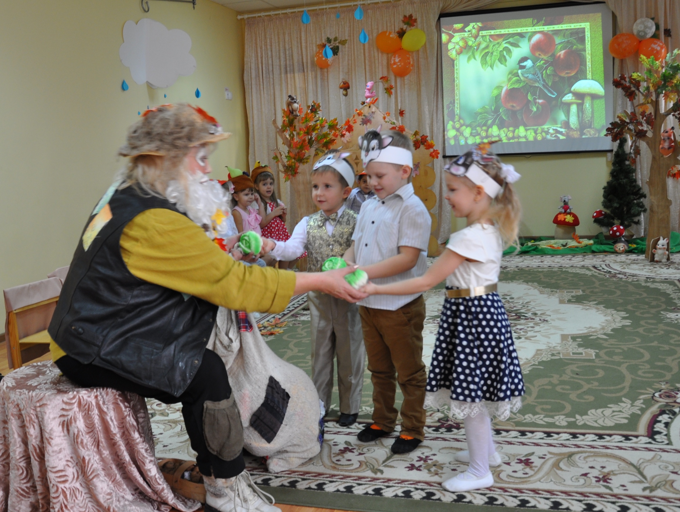 Сценарий осеннего праздника для детей средней группы Осенняя сказка