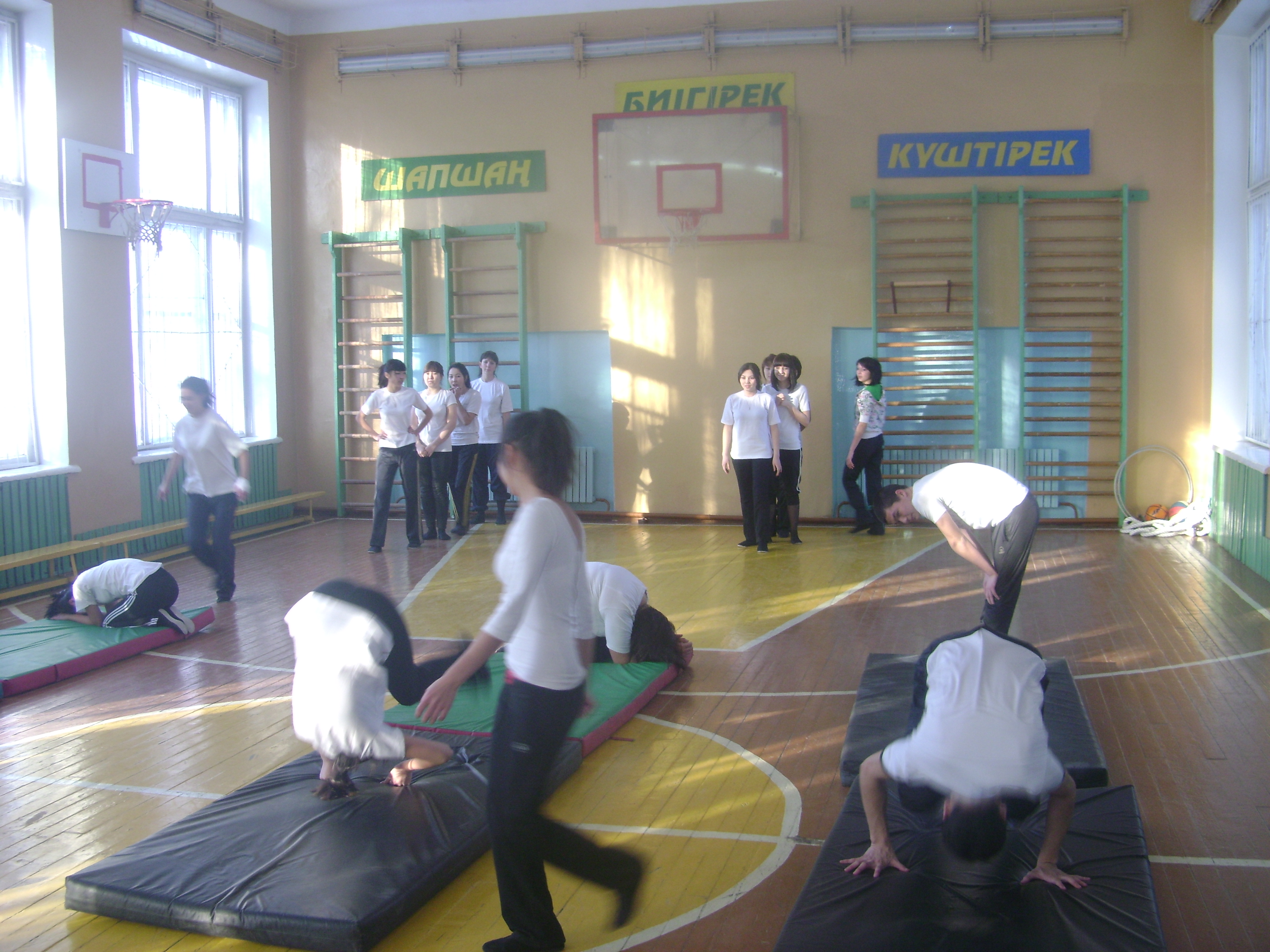 Урок Акробатические упражнения (9 класс)
