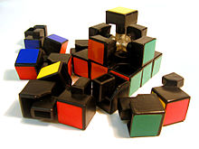 В основе проекта — работа с пособием, представляющим собой набор кубиков разной величины, на гранях которых изображены символы дидактических упражнений (заданий). Каждый кубик может быть использован по усмотрению педагога как самостоятельно, так и в сочет