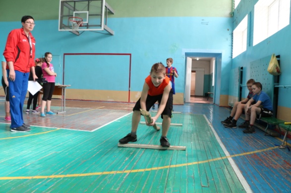Урок физической культуры в 5 классе Донецкой гимназии информационных технологий №61 №61.Тема: туризм.