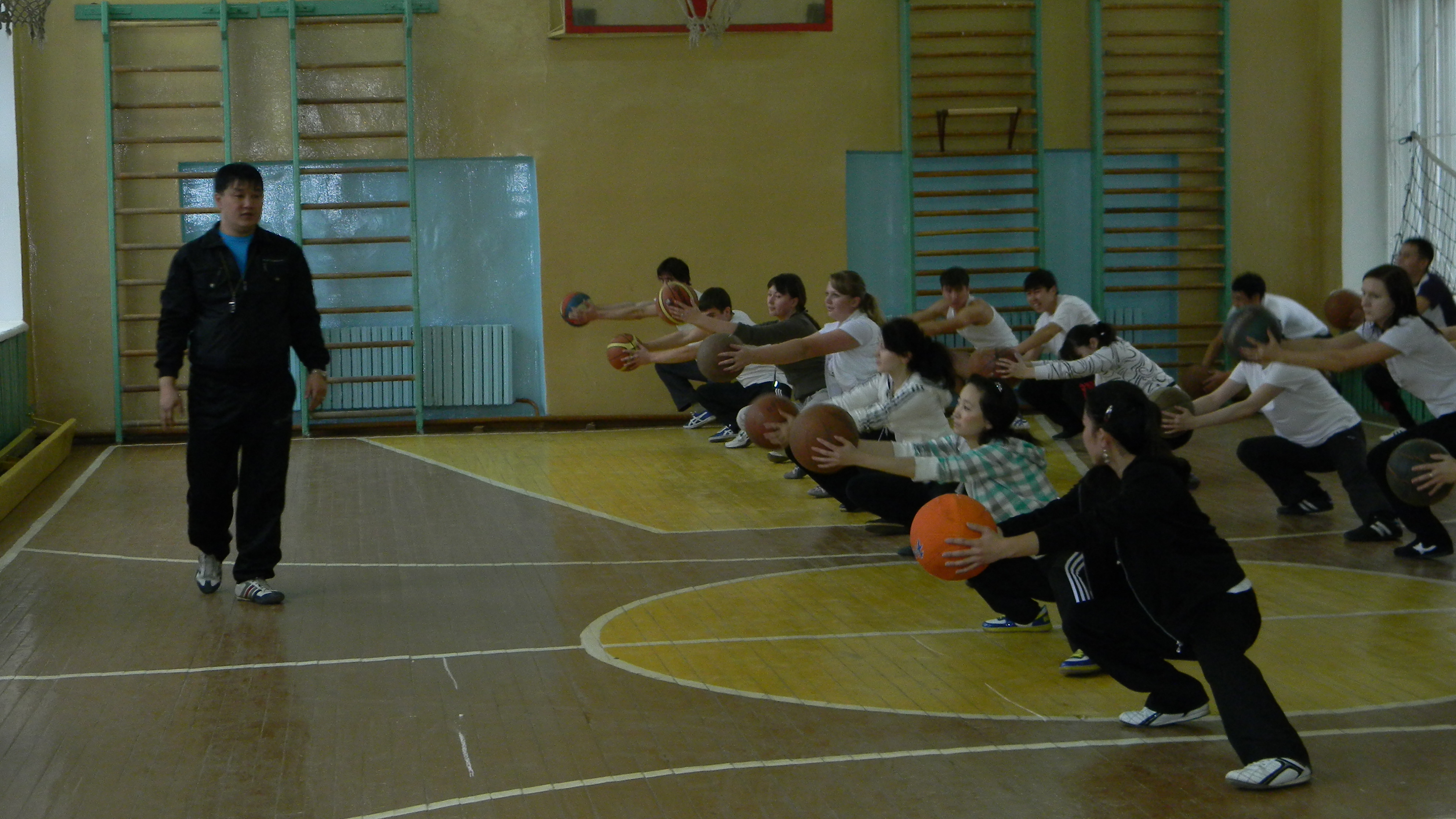 Урок баскетбола Владение мячом без зрительного контроля (11 класс)