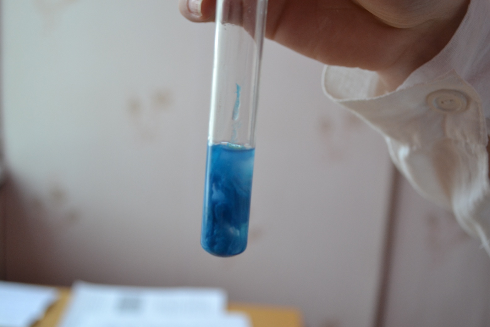 Синий раствор при взаимодействии гидроксида меди. Цвет раствора гидроксида меди 2. Осадок гидроксида меди 2. Гидроксид меди 2 цвет. Осадок гидроксида меди 2 цвет.