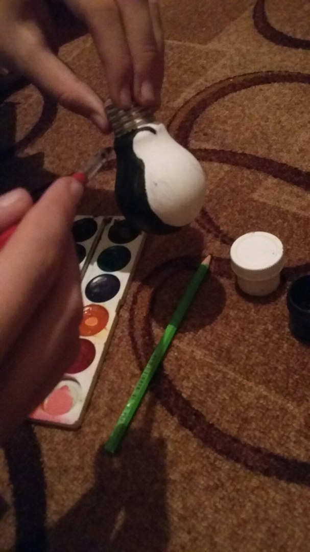 Описание изготовления ёлочной игрушки Пингвин из лампочки.