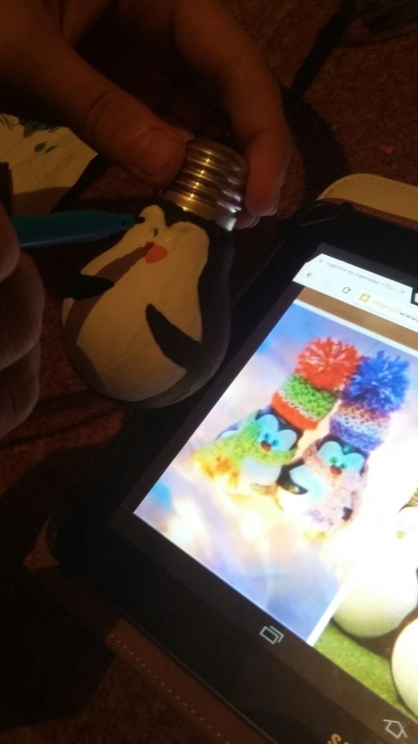 Описание изготовления ёлочной игрушки Пингвин из лампочки.