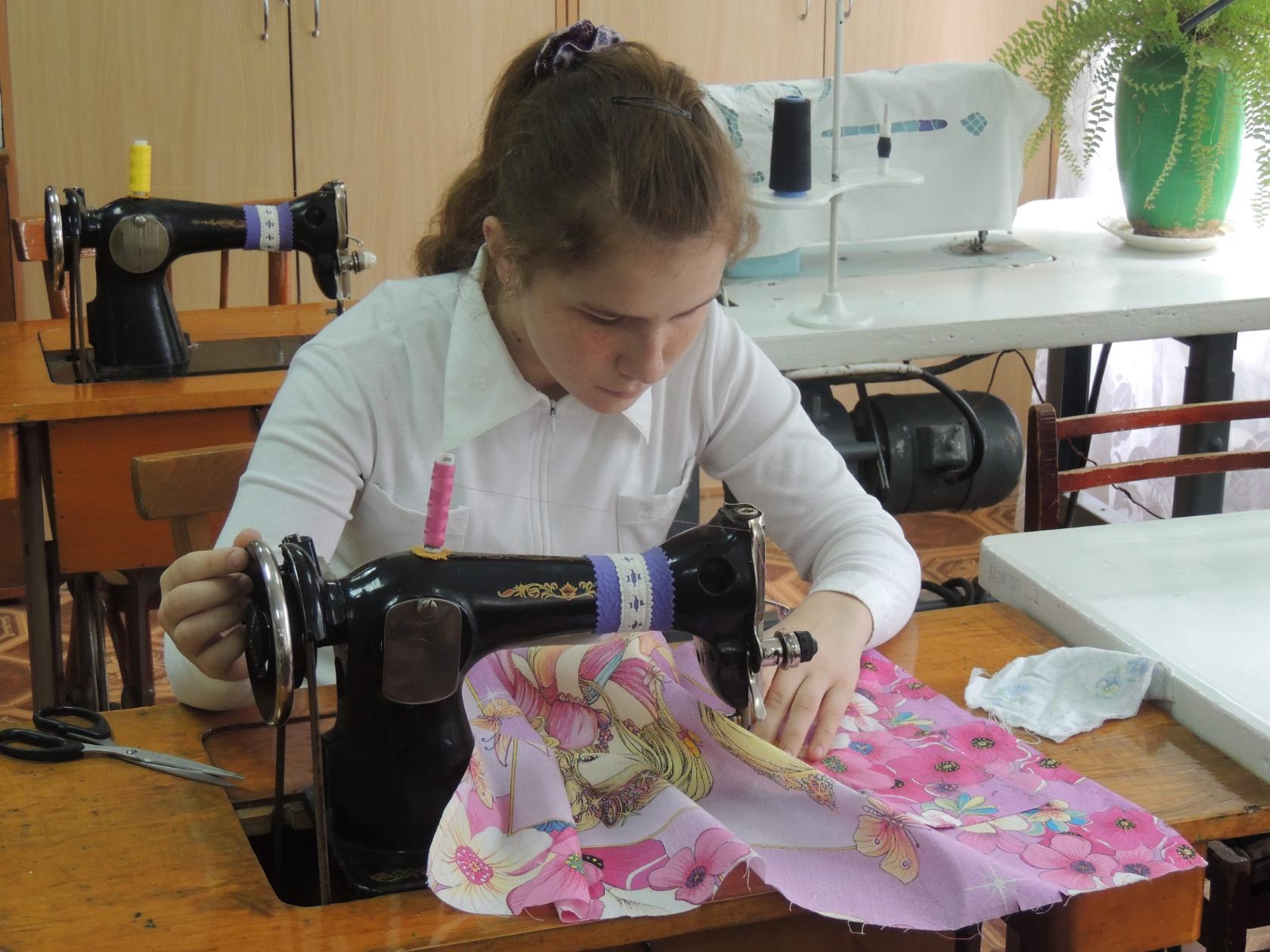 Начальная школа уроки труда. Урок технологии. Уроки по шитью. Урок труда у девочек. Урок технологии в школе.