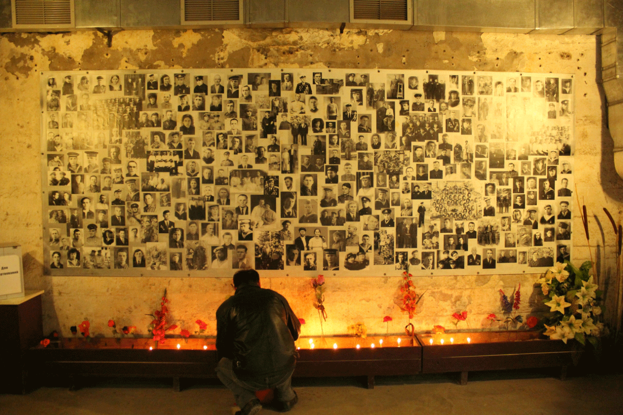 Стена памяти вк. Севастополь стена памяти. Стена памяти надпись. Стена памяти баннер. Доска памяти на стену.