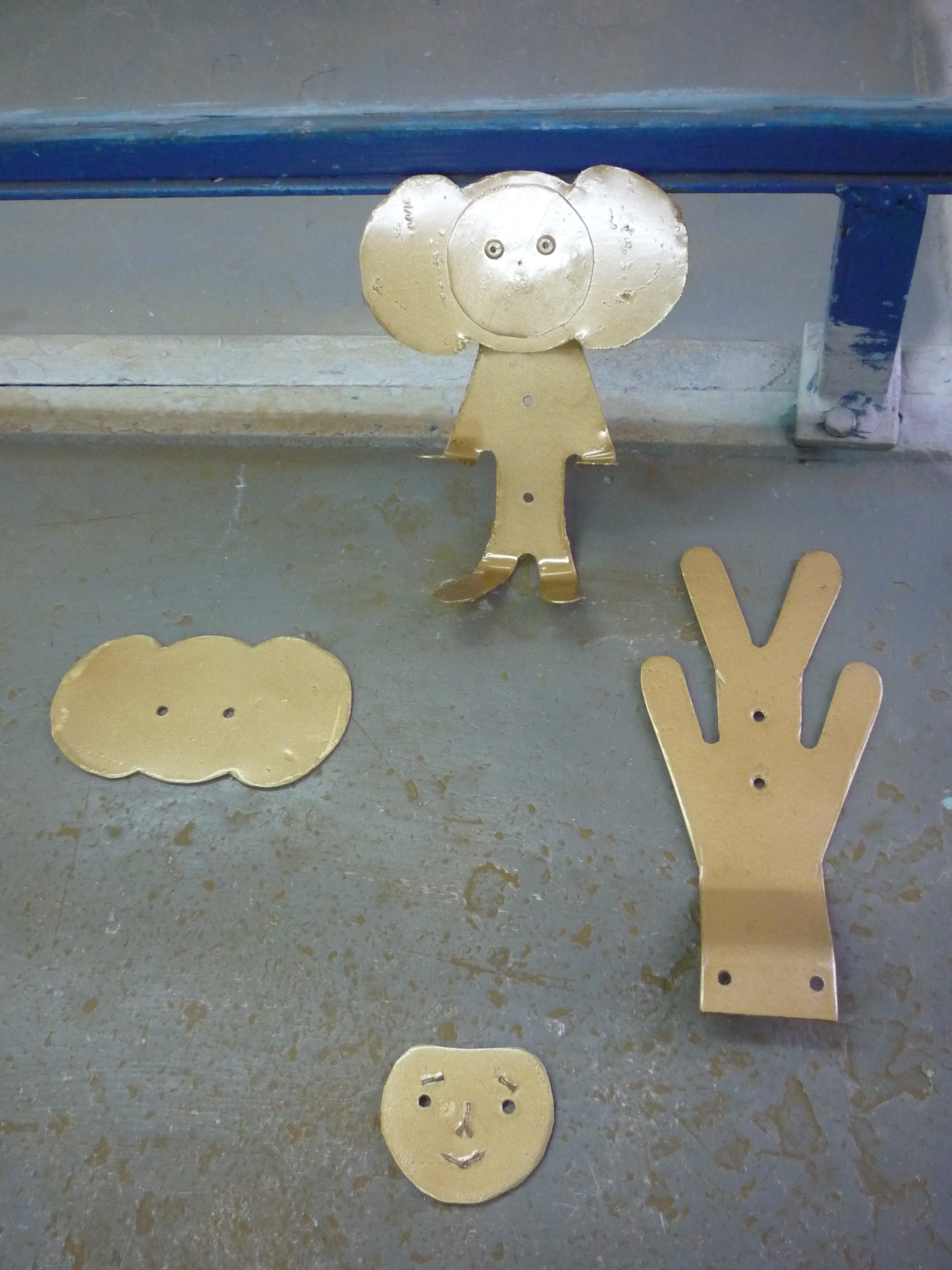 Творческая работа учащихся 7 класса Изготовление металлической вешалки - игрушки