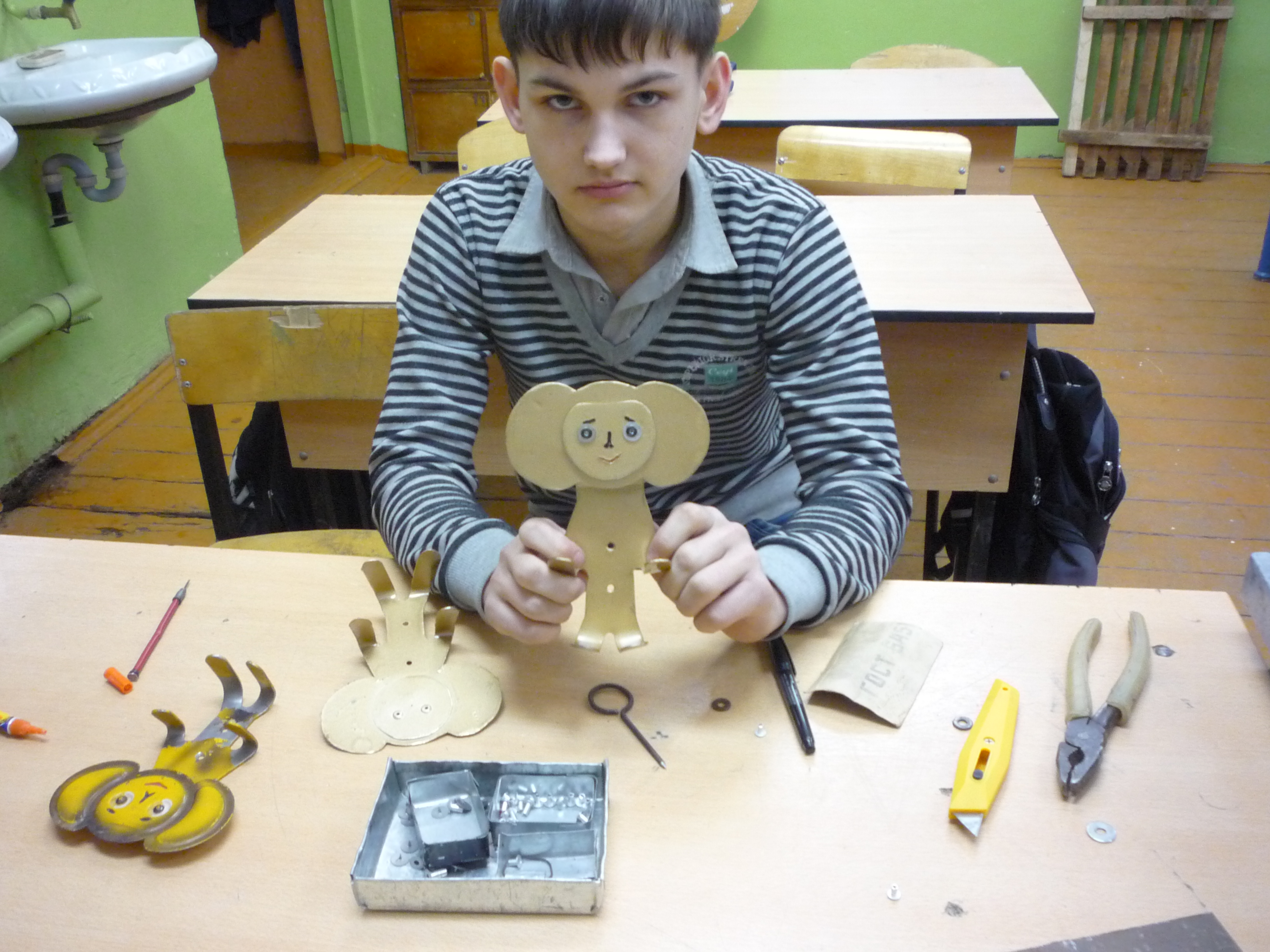 Творческая работа учащихся 7 класса Изготовление металлической вешалки - игрушки