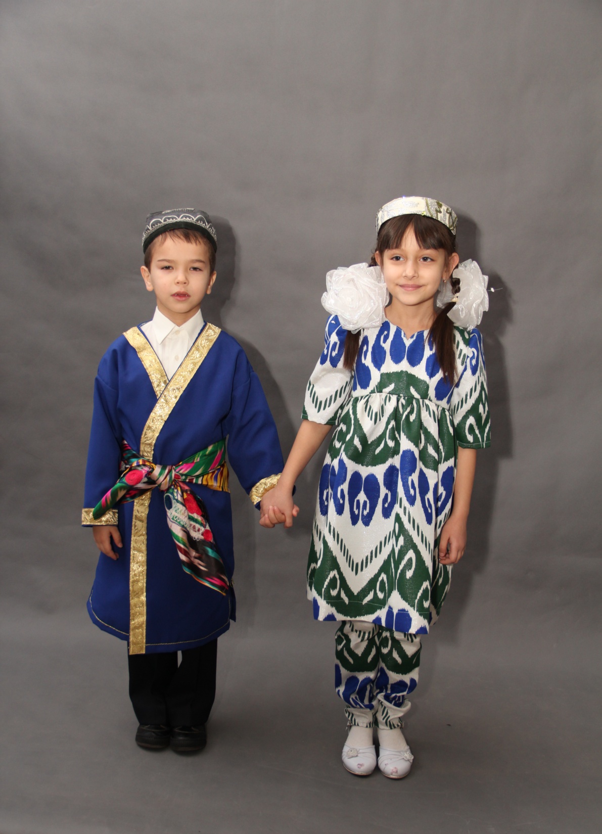 Национальная одежда страны. Костюмы разных народов. Национальный костюм узбеков. Национальный костюм Казахстана. Национальные Наряды разных народов.