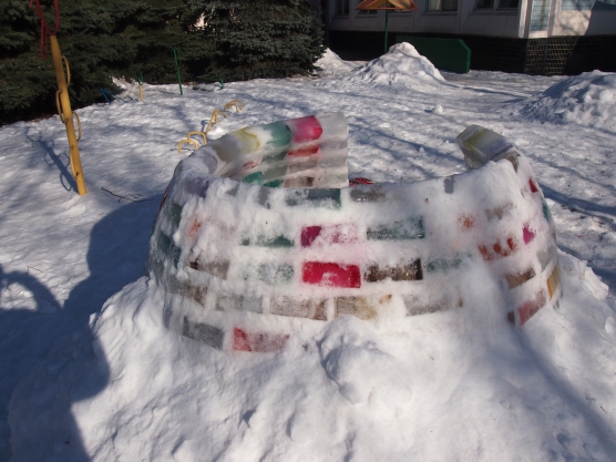 Снежные постройки: «Иглу из цветных кирпичей!»